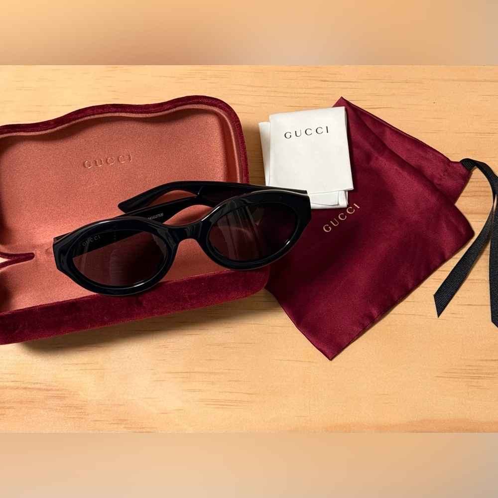 Gucci Elegant Black Sunglasses